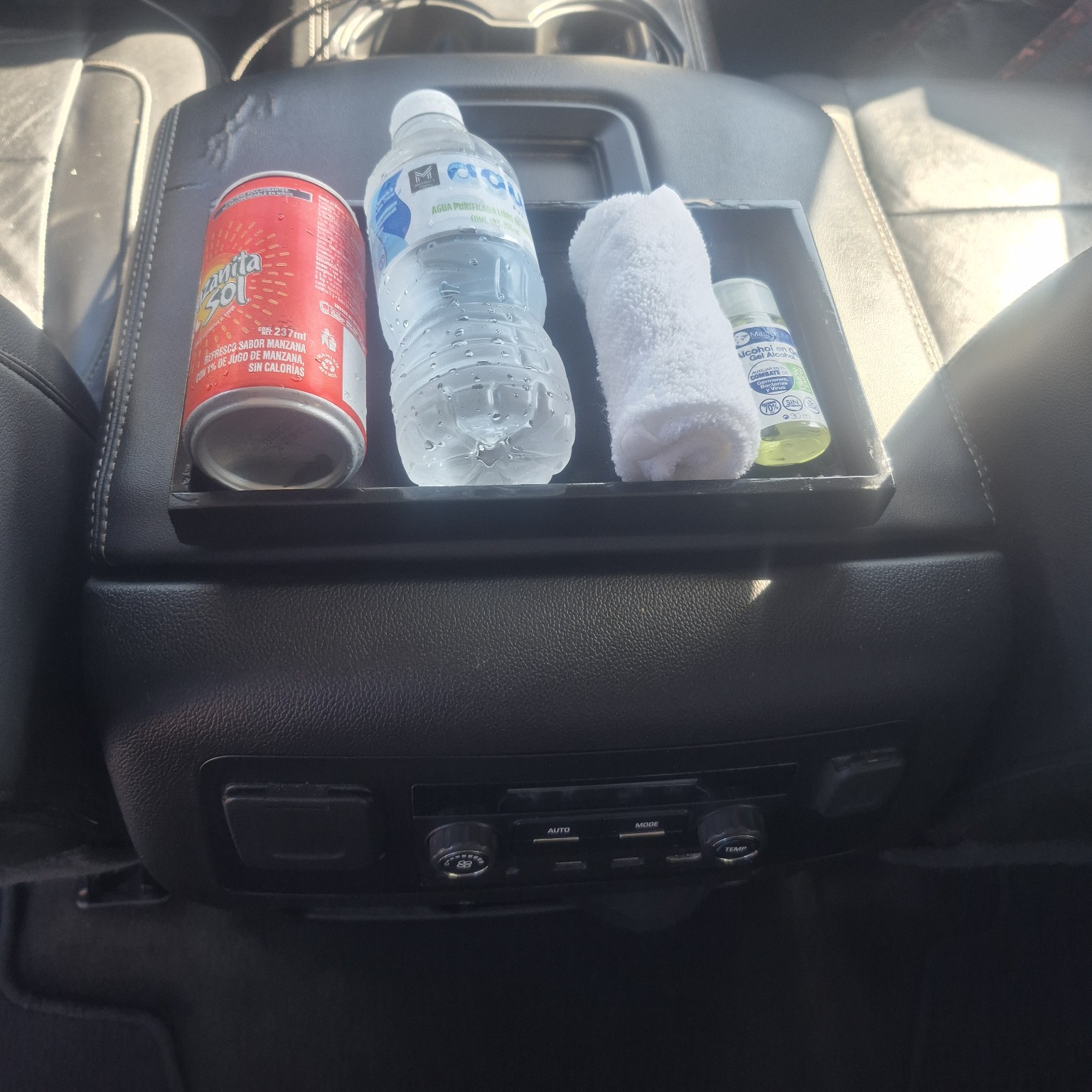 Interior real de SUV Carlyon en aeropuerto
